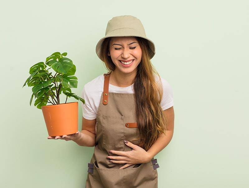 femme et pot de fleure