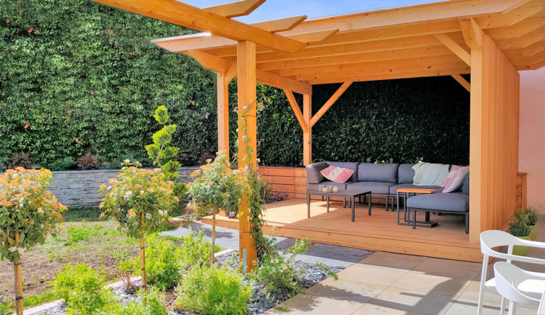 aménagement jardin avec salon d'extérieur dans une infrastructure en bois